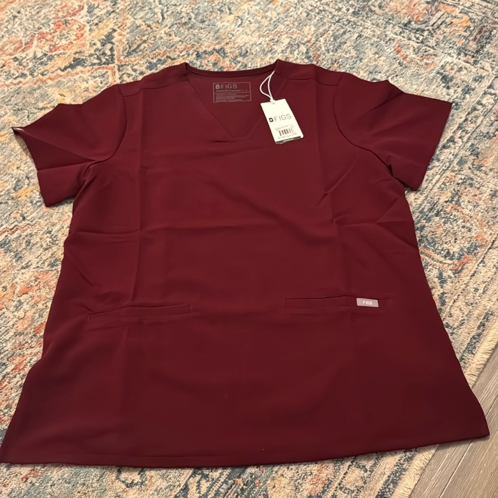 figs casma three-pocket scrub top in burgundy NWT